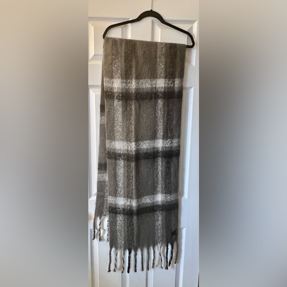 NWOT Steve Madden fringed plaid scarf wrap